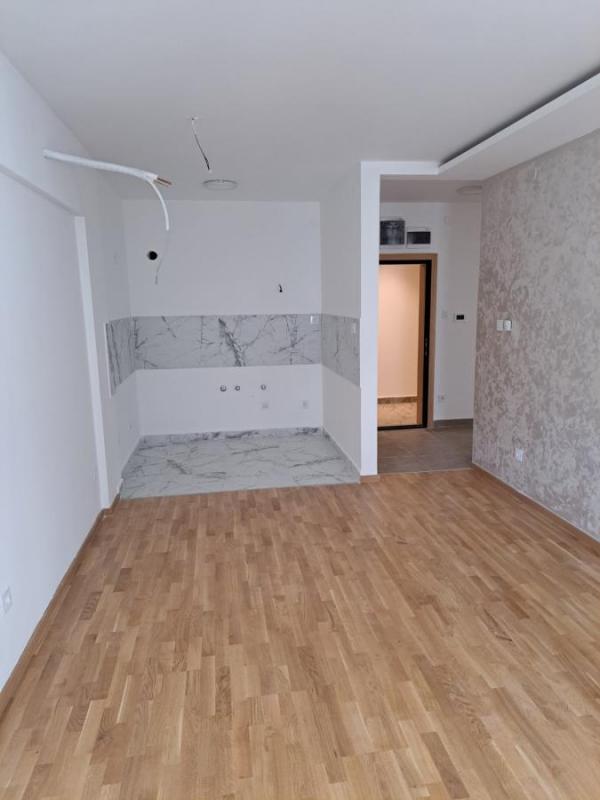 Slika 7 - Nov dvoiposoban stan Square Garden