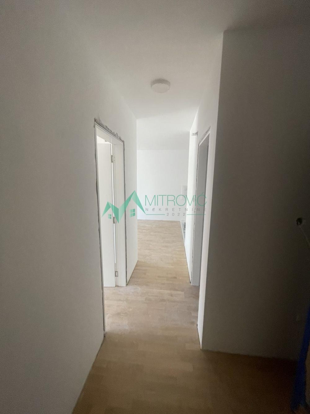 Slika 3 - Jednoiposoban, 55m2, Telep Novi Sad, sa terasom, ima lift