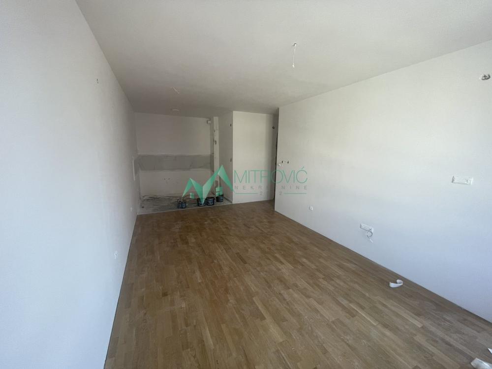 Slika 1 - Jednoiposoban, 55m2, Telep Novi Sad, sa terasom, ima lift