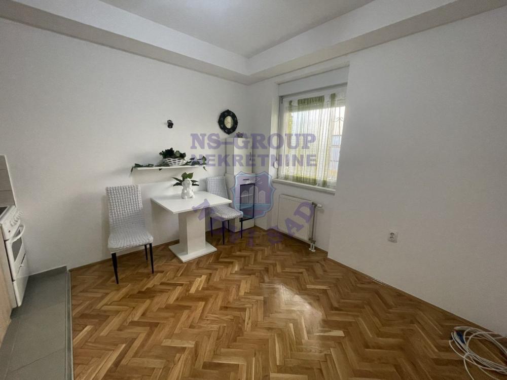 Glavna slika -Jednoiposoban stan na Novom Naselju 