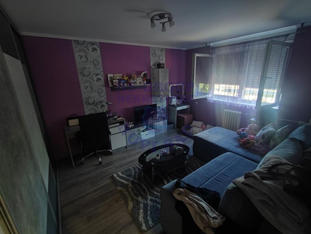 Slika 1 - Predstavaljamo vam odličan stan na mirnoj lokaciji na Novom Naselju. Agencijska šifra : 551434