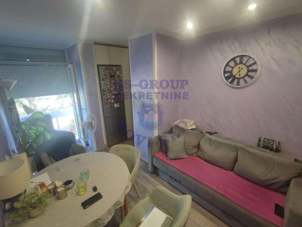 Glavna slika -Predstavaljamo vam odličan stan na mirnoj lokaciji na Novom Naselju. Agencijska šifra : 551434