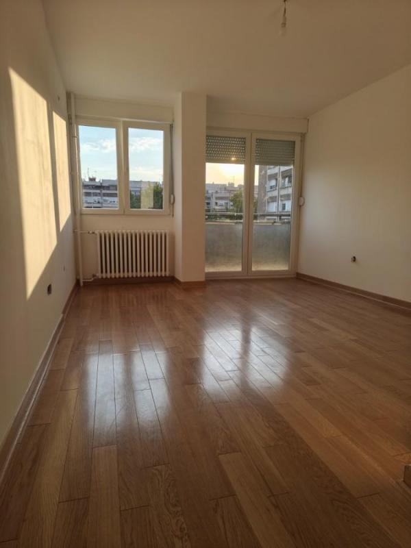 Glavna slika -Dvoiposoban stan na Bulevaru kralja Petra I