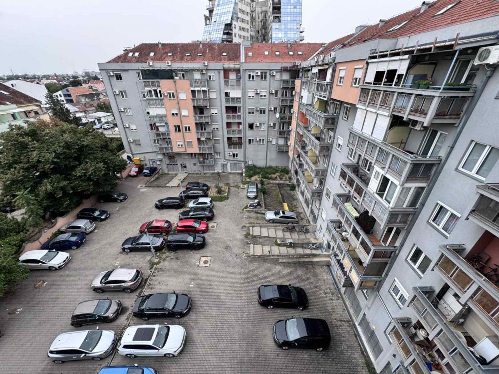 Slika 2 - Trosoban stan na Bulevaru Evrope sa parking mestom