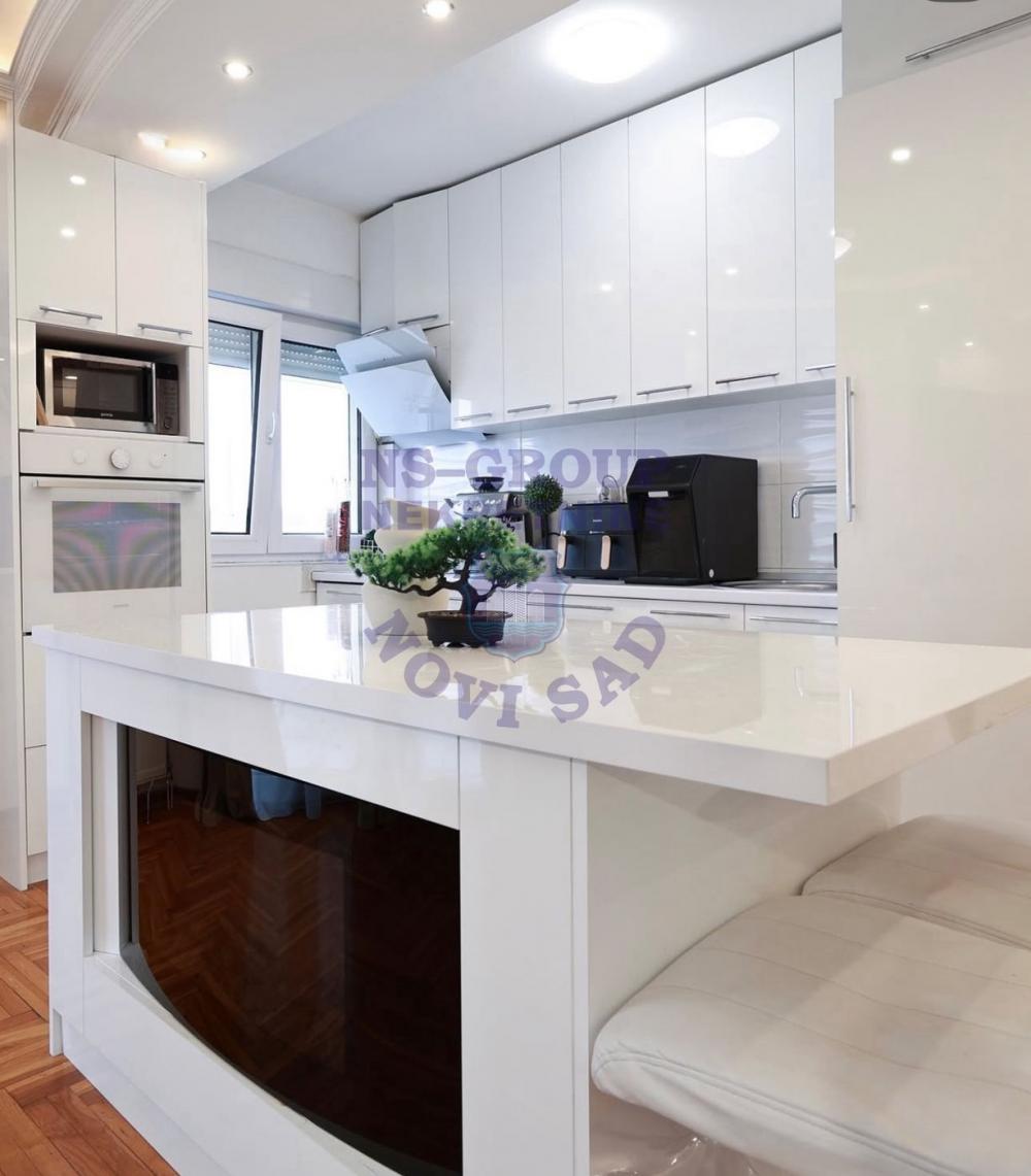 Slika 2 - Četvorosoban, Nova Detelinara Novi Sad, sa terasom, ima lift