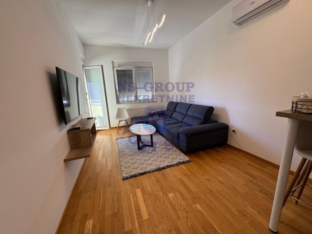 Glavna slika -Trosoban, 62m2, Kej žrtava racije Novi Sad, sa terasom, ima lift