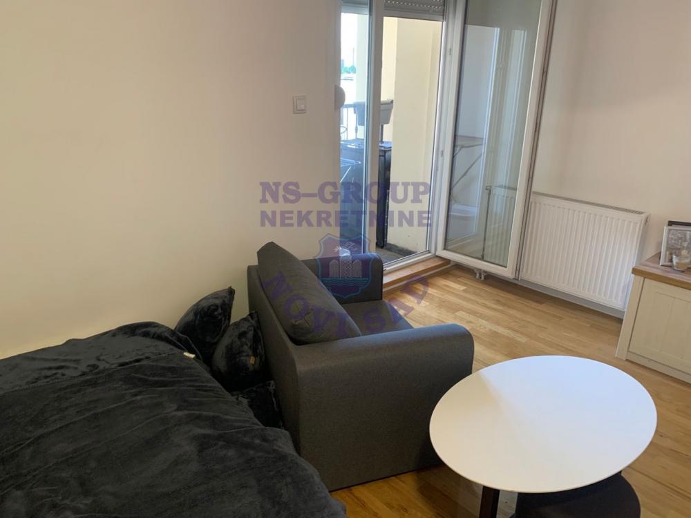 Slika 1 - Garsonjera na Salajci, kompletno nameštena!