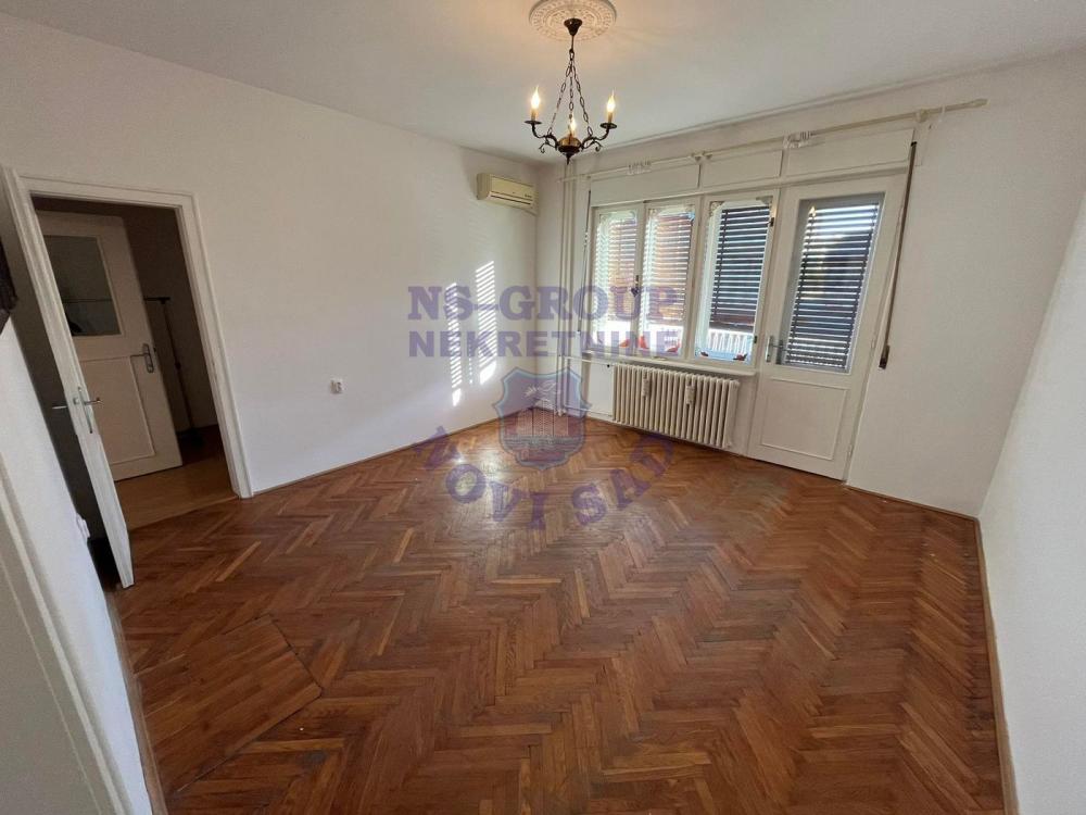 Slika 8 - Retko u ponudi, salonac u centru