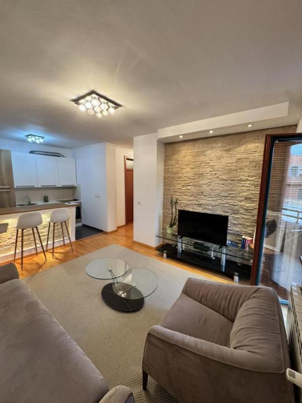 Glavna slika -Dvosoban, 52m2, Stari grad Novi Sad, sa terasom, ima lift