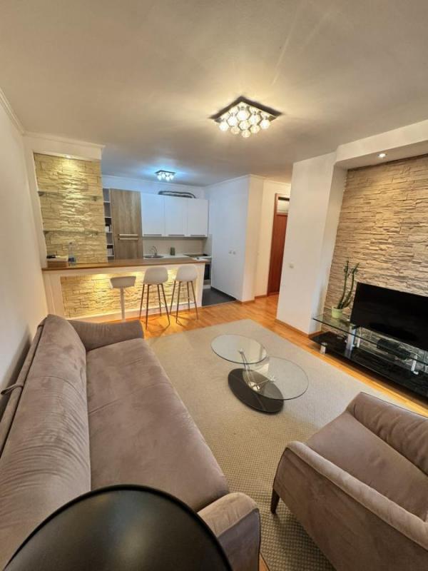 Slika 3 - Dvosoban, 52m2, Stari grad Novi Sad, sa terasom, ima lift