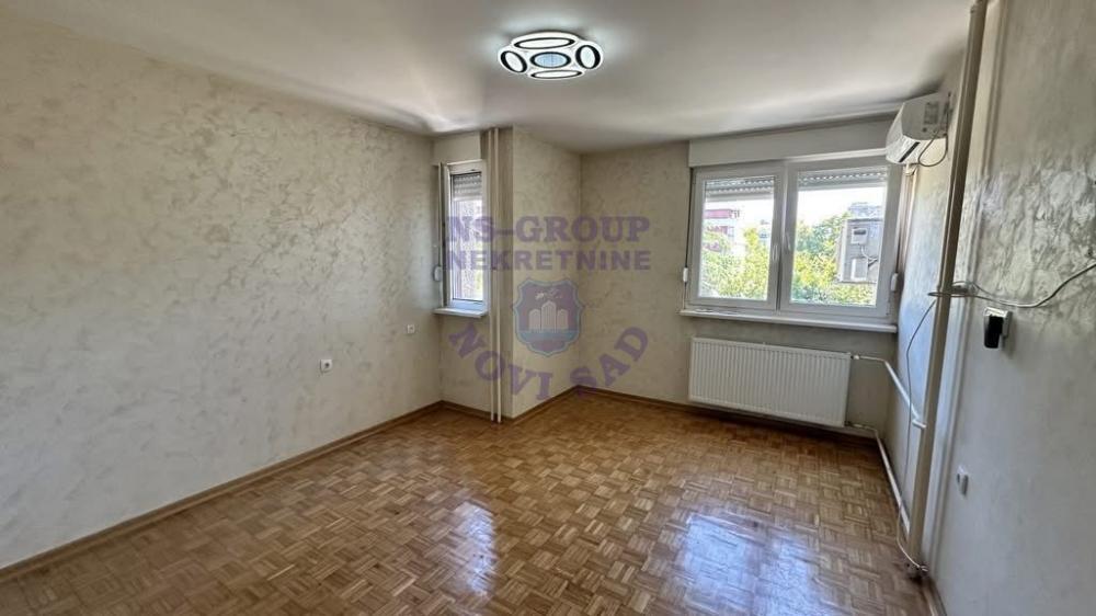 Glavna slika -Renovirana garsonjera blizu Železničke stanice!