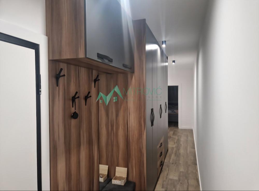 Slika 4 - Kompletno namešten stan sa parking mestom uključenim u cenu!