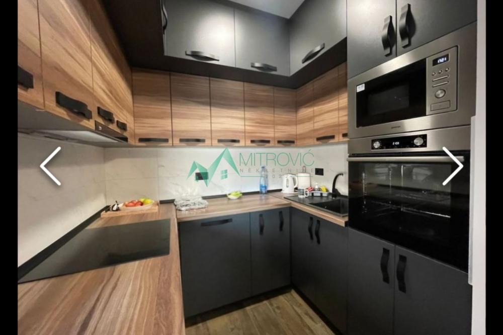 Slika 2 - Kompletno namešten stan sa parking mestom uključenim u cenu!