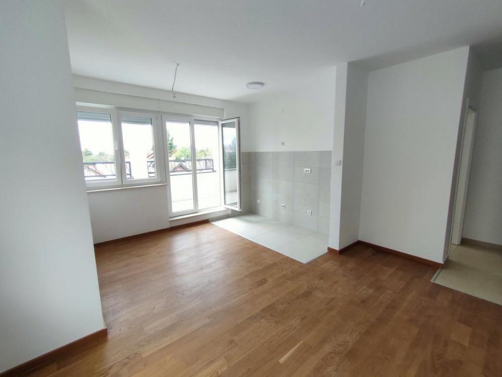 Slika 2 - Tri dvosobna stana u istom ulazu 48m 50m 51m Telep useljivo NOVO