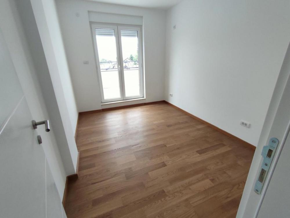 Slika 3 - Tri dvosobna stana u istom ulazu 48m 50m 51m Telep useljivo NOVO