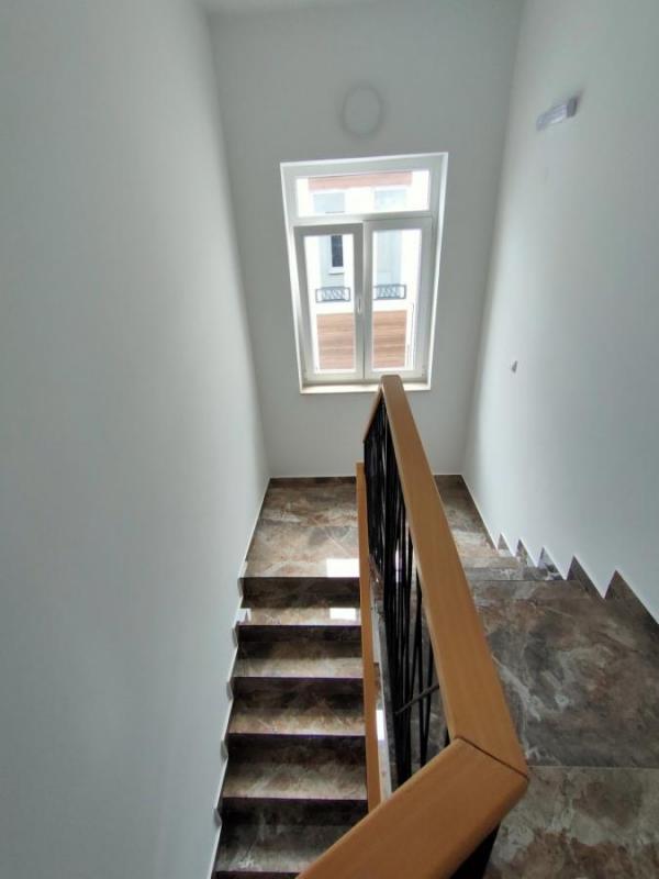 Slika 9 - Tri dvosobna stana u istom ulazu 48m 50m 51m Telep useljivo NOVO