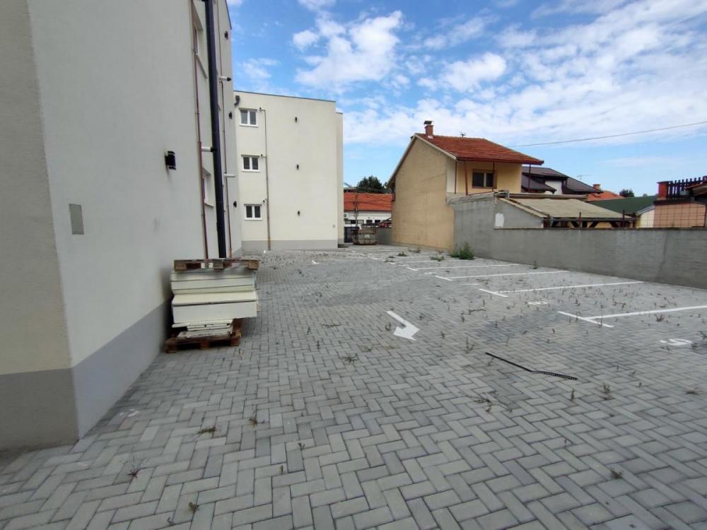 Slika 11 - Tri dvosobna stana u istom ulazu 48m 50m 51m Telep useljivo NOVO