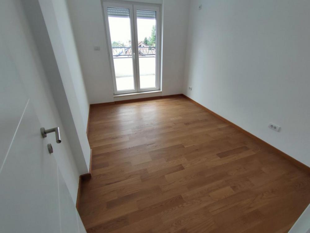 Slika 7 - Tri dvosobna stana u istom ulazu 48m 50m 51m Telep useljivo NOVO