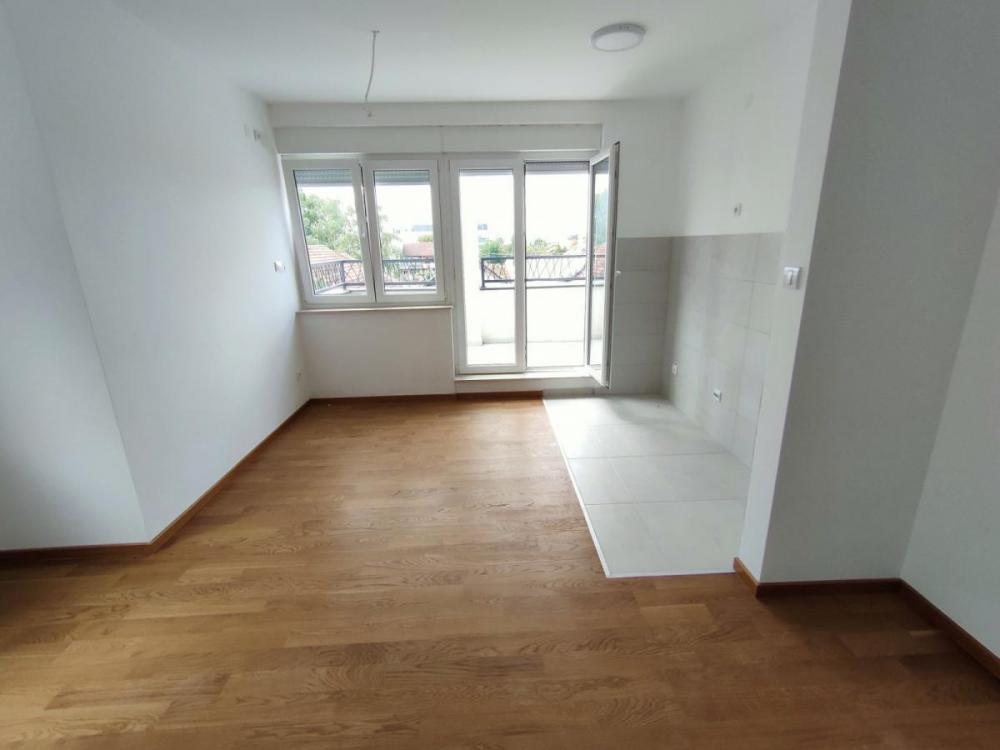 Slika 5 - Tri dvosobna stana u istom ulazu 48m 50m 51m Telep useljivo NOVO