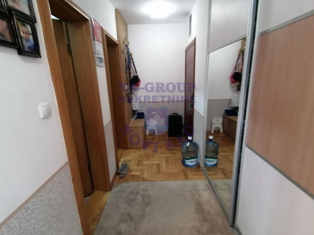 Slika 1 - Trosoban, 70m2, Nova Detelinara Novi Sad, sa terasom, ima lift