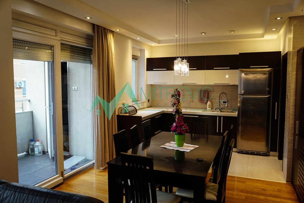 Slika 11 - Novi Sad, Sajam - Odličan, veoma komforan, kvalitetno namešten četvorosoban stan + garaža - CENA SA NAMEŠTAJEM I GARAŽOM + parking 