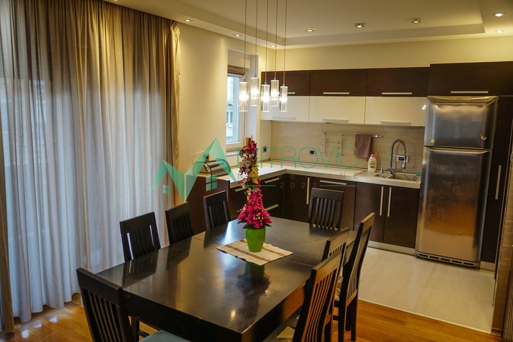 Slika 10 - Novi Sad, Sajam - Odličan, veoma komforan, kvalitetno namešten četvorosoban stan + garaža - CENA SA NAMEŠTAJEM I GARAŽOM + parking 