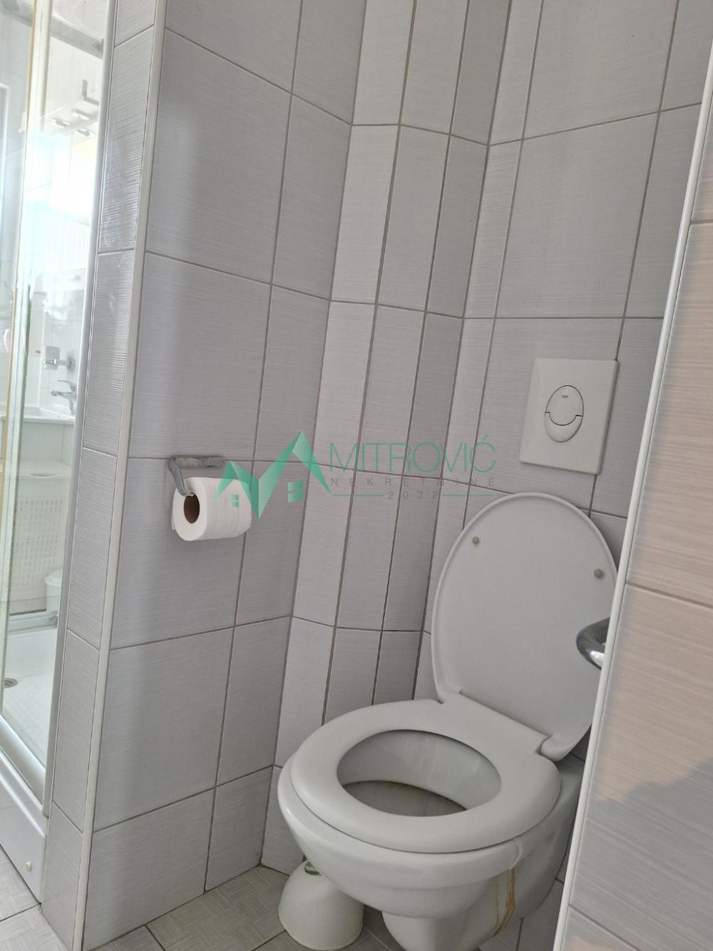 Slika 11 - Prelep salonski stan u blizini riblje pijace i keja  