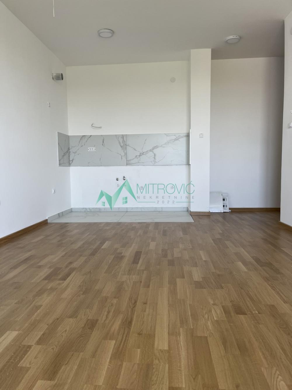 Glavna slika -NOV NEUSELJAVAN STAN NA TELEPU  