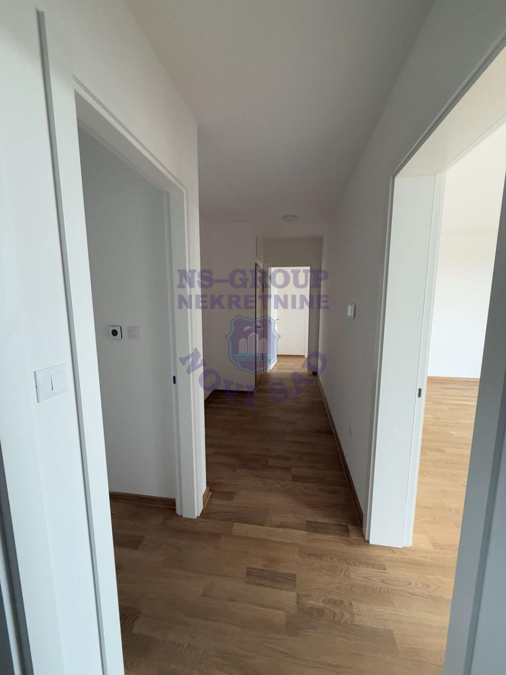 Slika 2 -  / Prelep porodičan stan sa pogledom na grad /