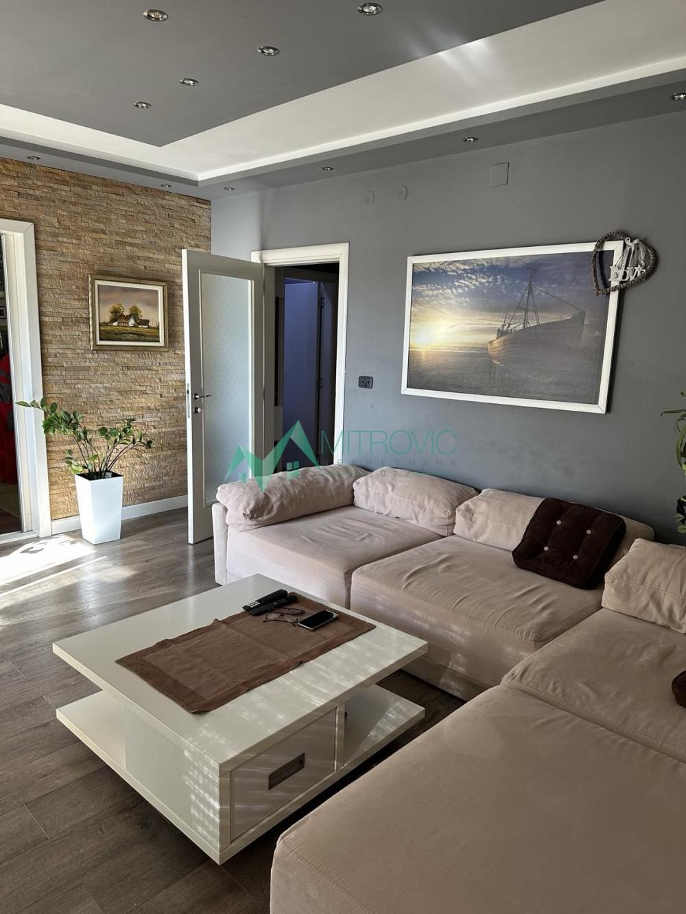 Glavna slika -Komforan duplex - dve zastakljene terase + parking! 