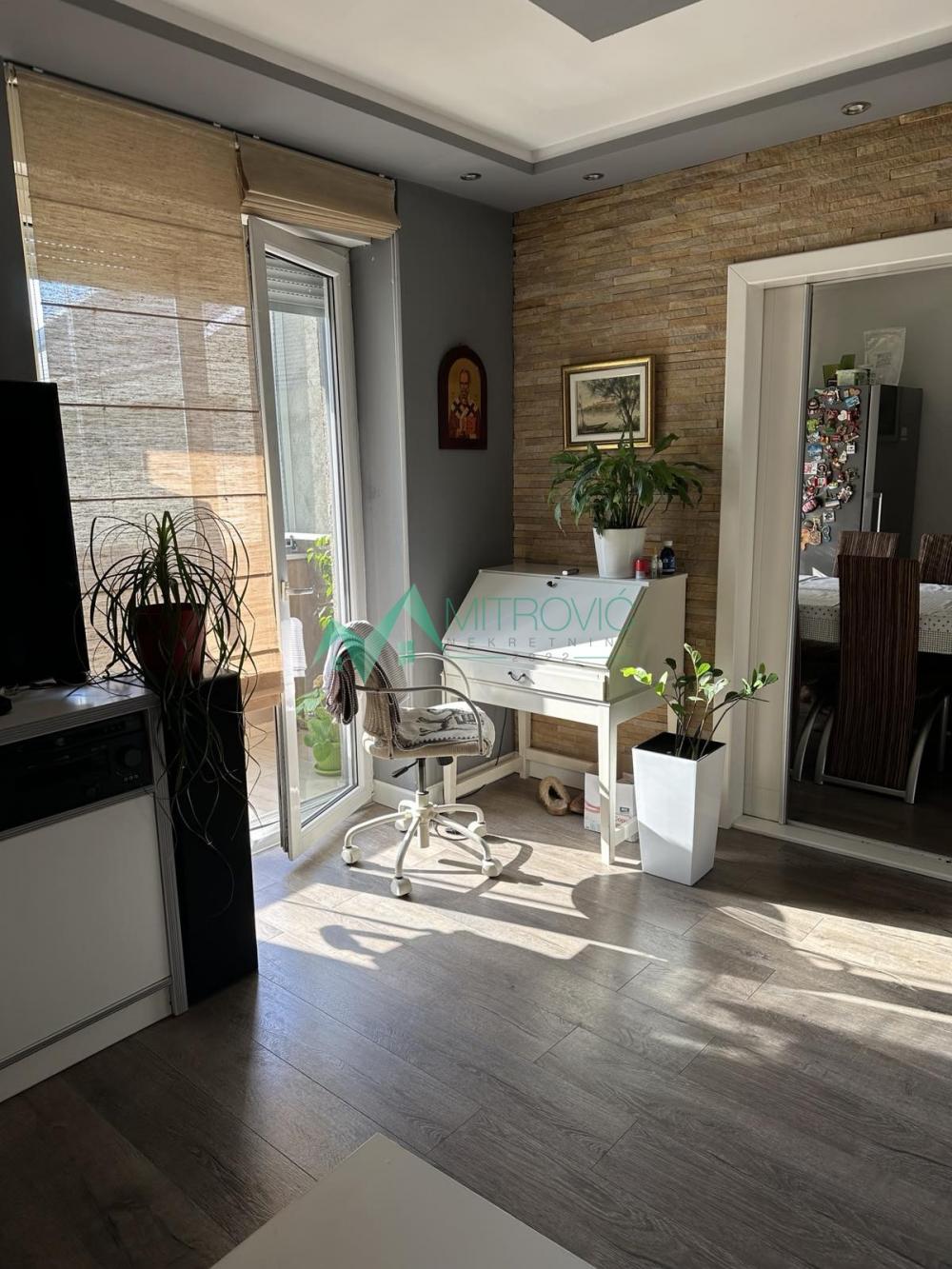 Slika 3 - Komforan duplex - dve zastakljene terase + parking! 