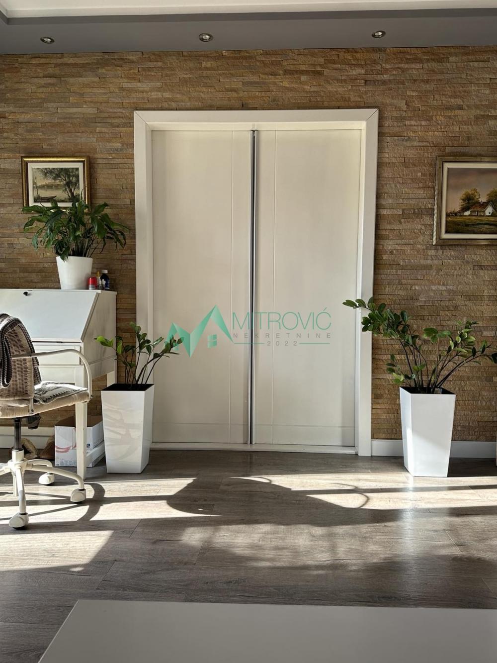 Slika 2 - Komforan duplex - dve zastakljene terase + parking! 