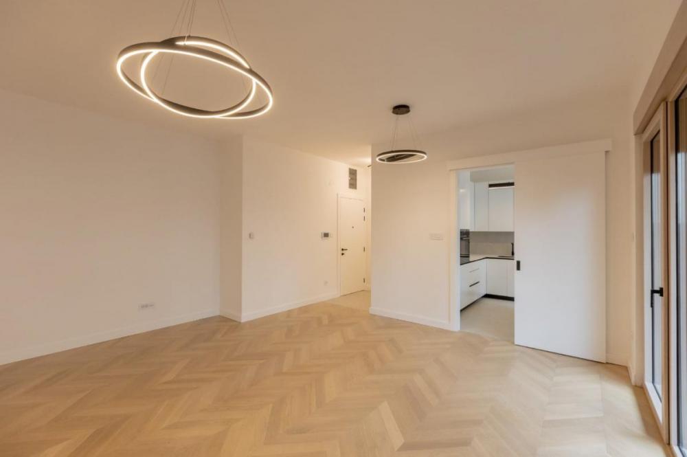 Slika 4 - Četvorosoban stan sa parking mestom u Centru.