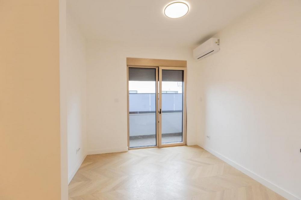 Slika 6 - Četvorosoban stan sa parking mestom u Centru.