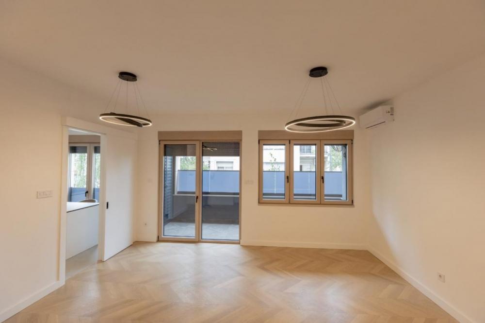 Slika 1 - Četvorosoban stan sa parking mestom u Centru.