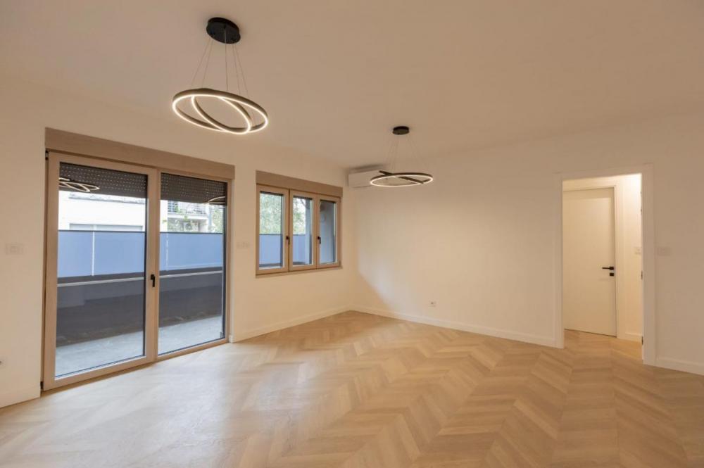 Slika 5 - Četvorosoban stan sa parking mestom u Centru.