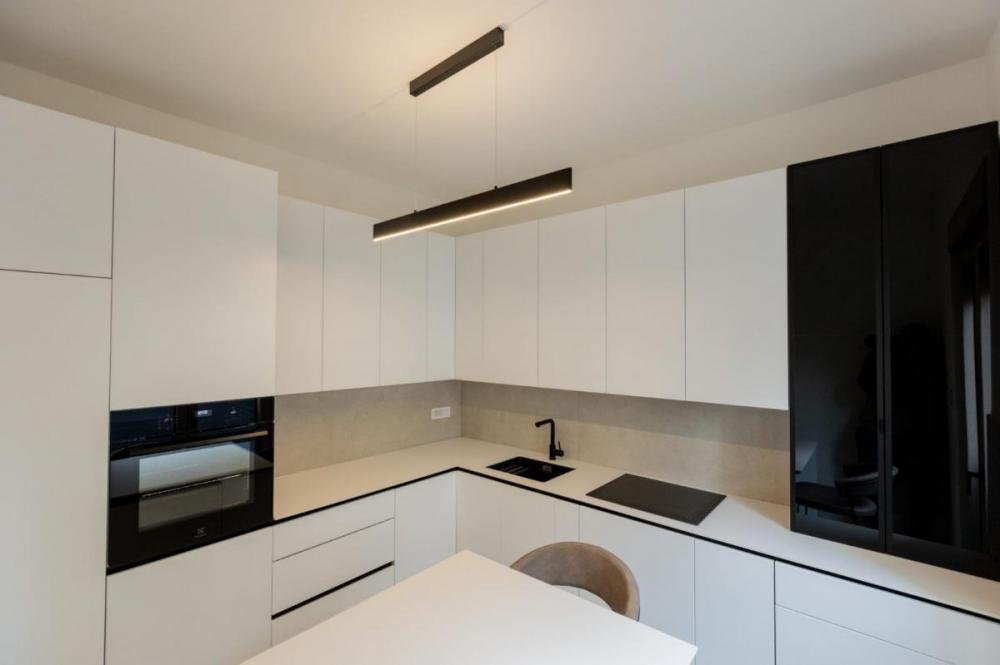 Slika 2 - Četvorosoban stan sa parking mestom u Centru.