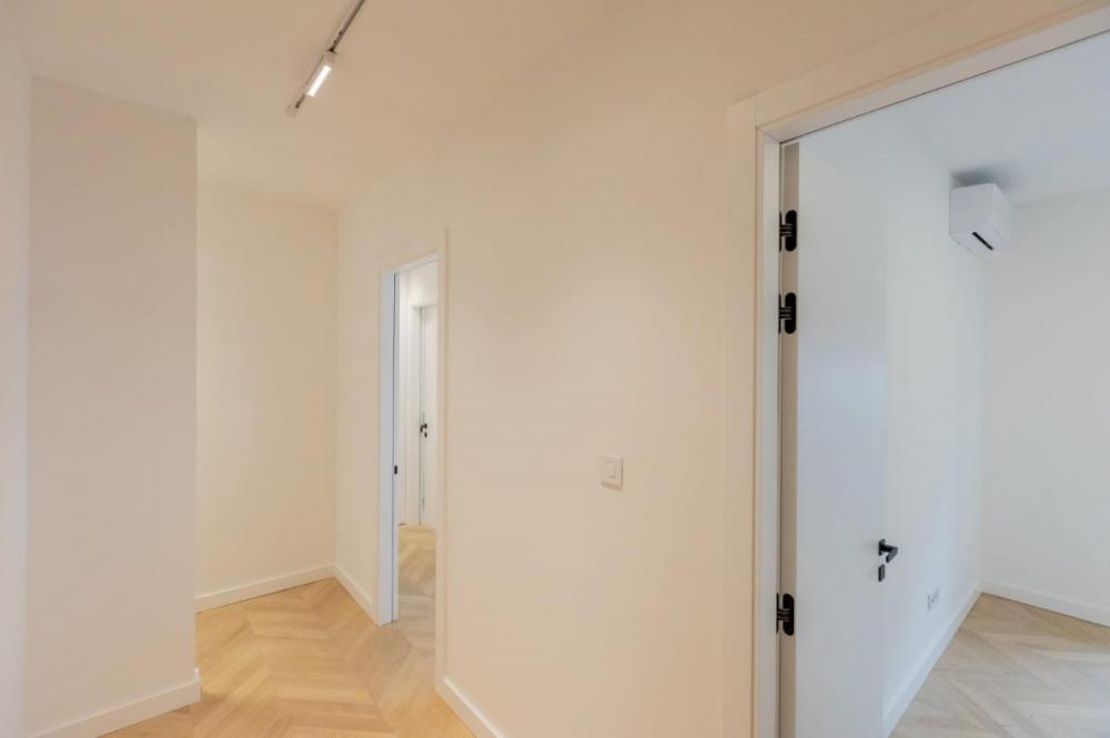 Slika 9 - Četvorosoban stan sa parking mestom u Centru.