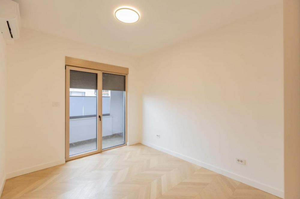 Slika 8 - Četvorosoban stan sa parking mestom u Centru.