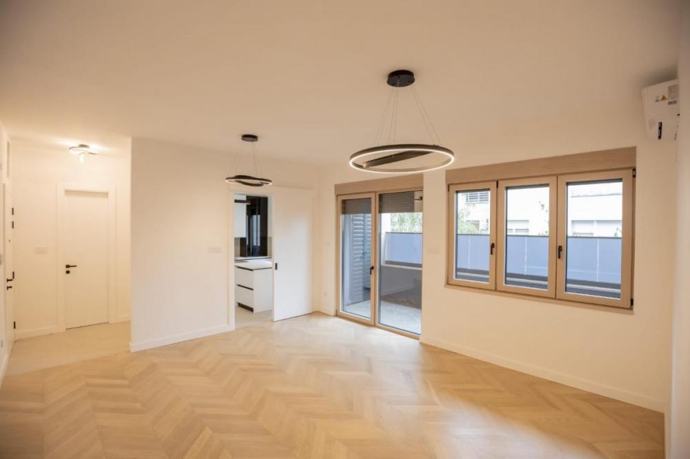 Slika 3 - Četvorosoban stan sa parking mestom u Centru.