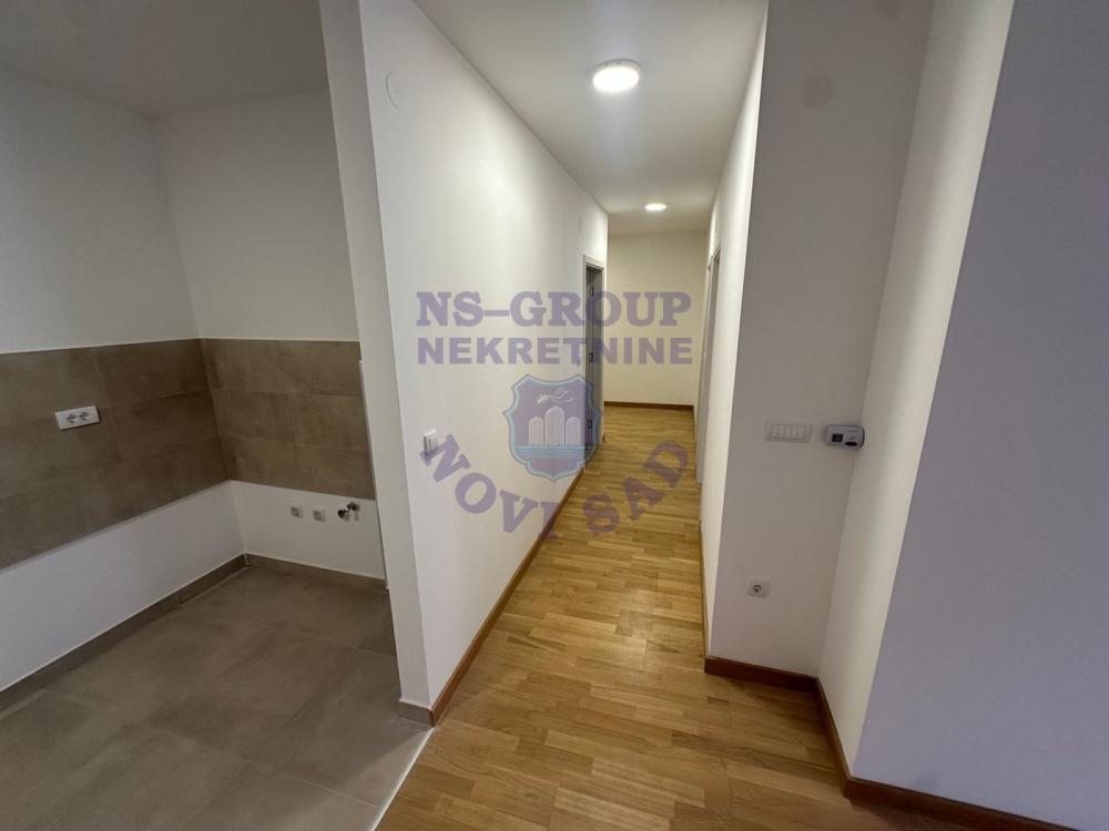 Slika 2 - Trosoban, 58m2, Podbara Novi Sad, sa terasom, ima lift