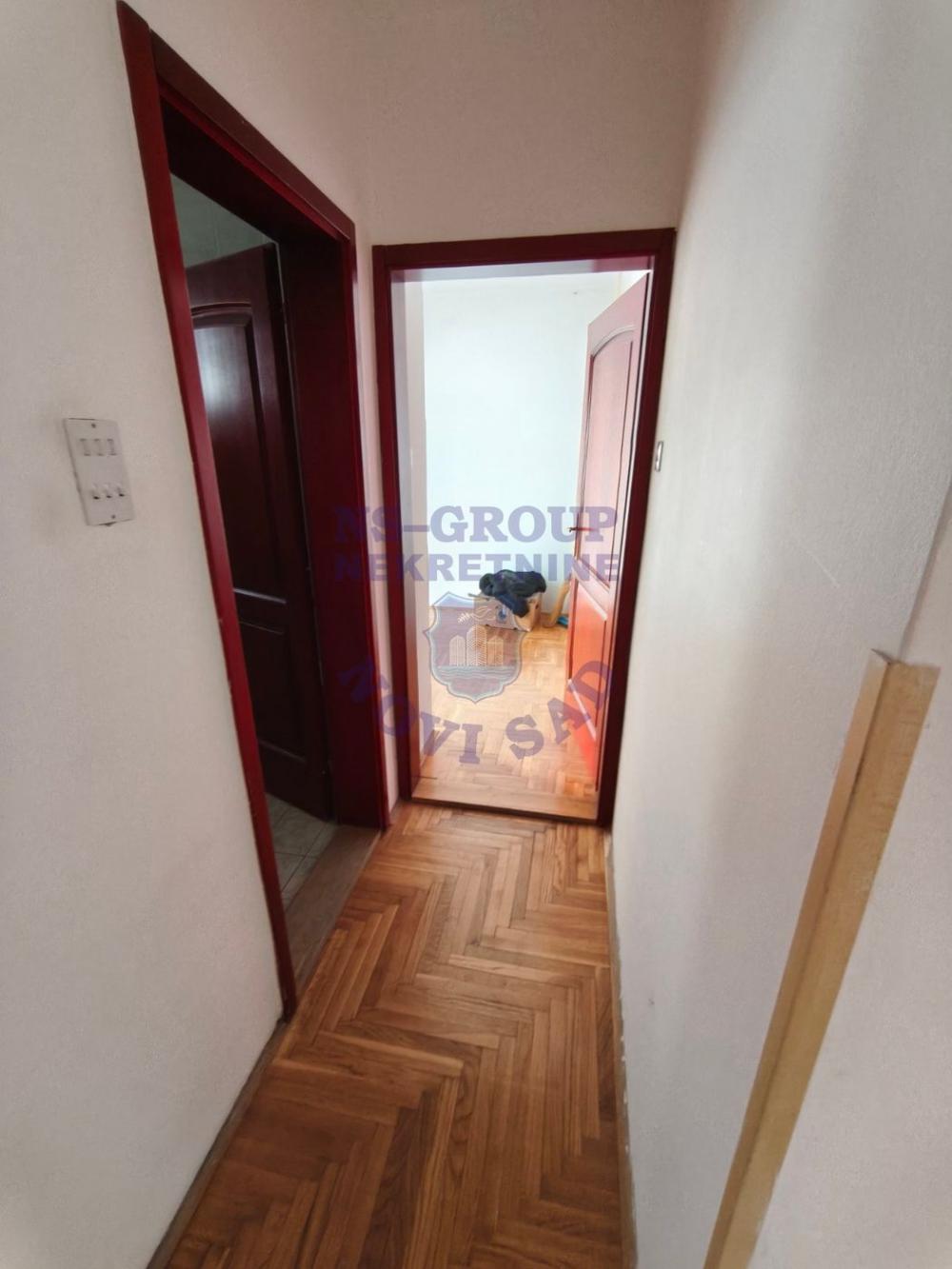 Slika 3 - Jednoiposoban, 46m2, Bulevar kralja Petra I Novi Sad, sa terasom, ima lift