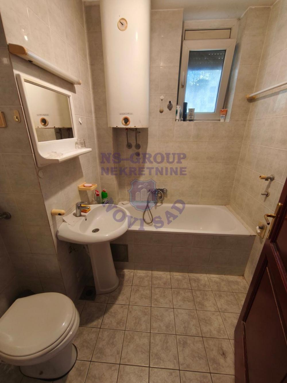 Slika 8 - Jednoiposoban, 46m2, Bulevar kralja Petra I Novi Sad, sa terasom, ima lift