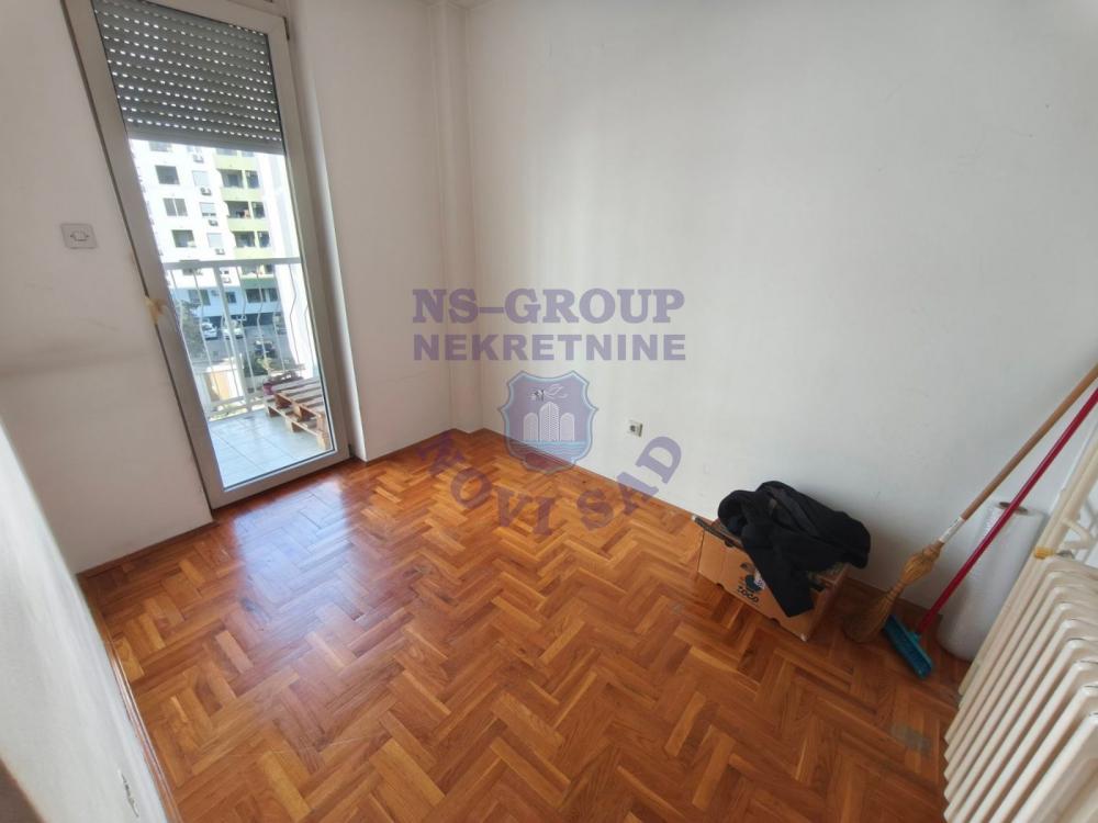 Slika 5 - Jednoiposoban, 46m2, Bulevar kralja Petra I Novi Sad, sa terasom, ima lift