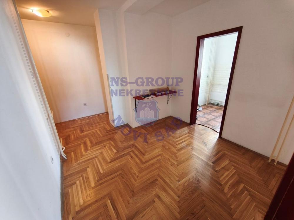 Glavna slika -Jednoiposoban, 46m2, Bulevar kralja Petra I Novi Sad, sa terasom, ima lift