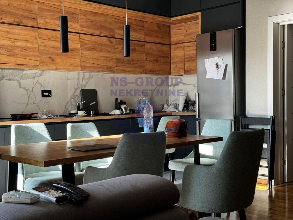 Slika 0 - Četvorosoban na Petrovaradinu!