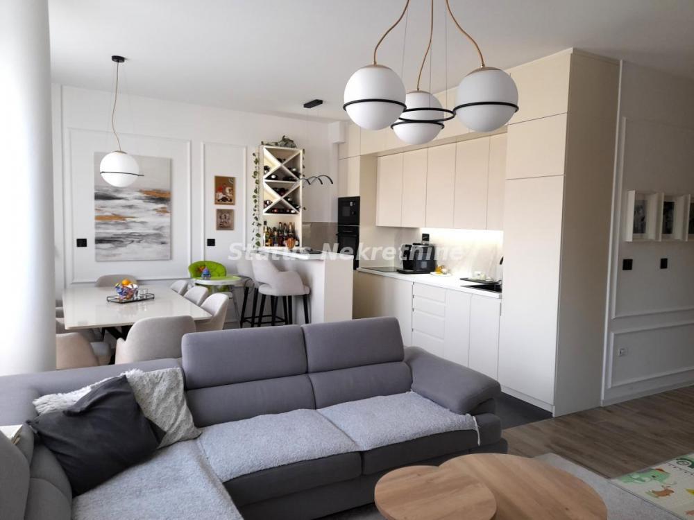 Glavna slika -Lux četvorosoban sa garažom za dva vozila - Petrovaradin