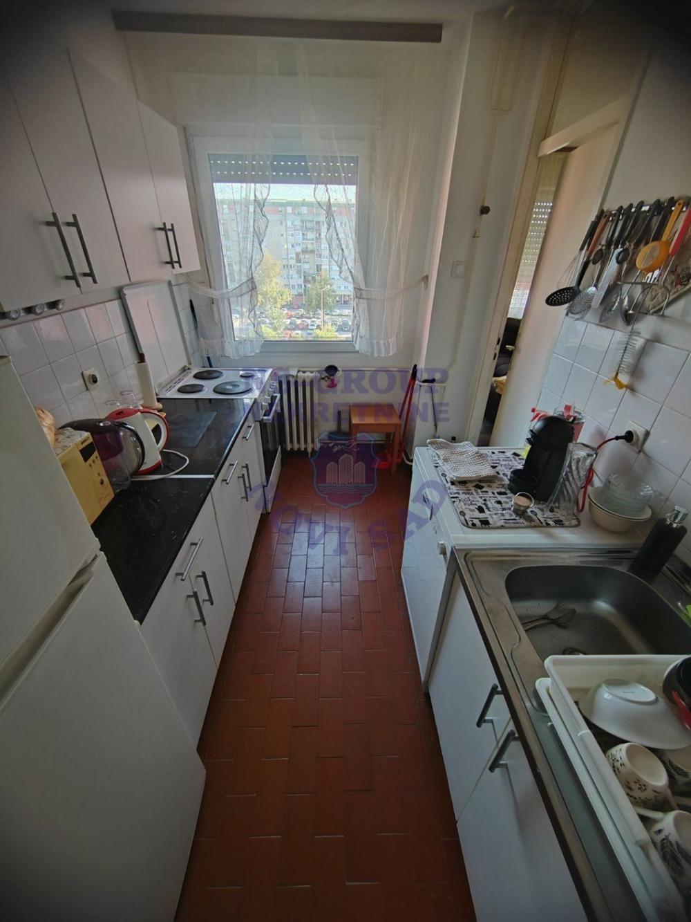 Slika 2 - Troiposoban, 98m2, Liman 4 Novi Sad, sa terasom, ima lift