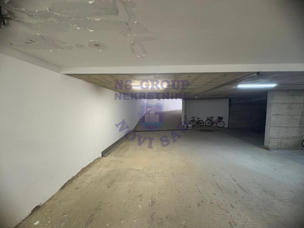 Slika 9 - Četvorosoban, 130m2, Bulevar patrijarha Pavla (Somborski bulevar) Novi Sad, sa terasom, sa garažom