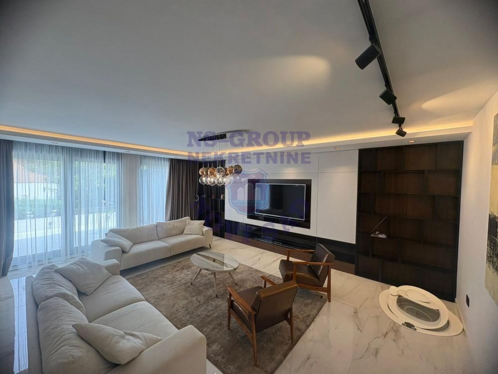 Glavna slika -Četvorosoban, 130m2, Bulevar patrijarha Pavla (Somborski bulevar) Novi Sad, sa terasom, sa garažom